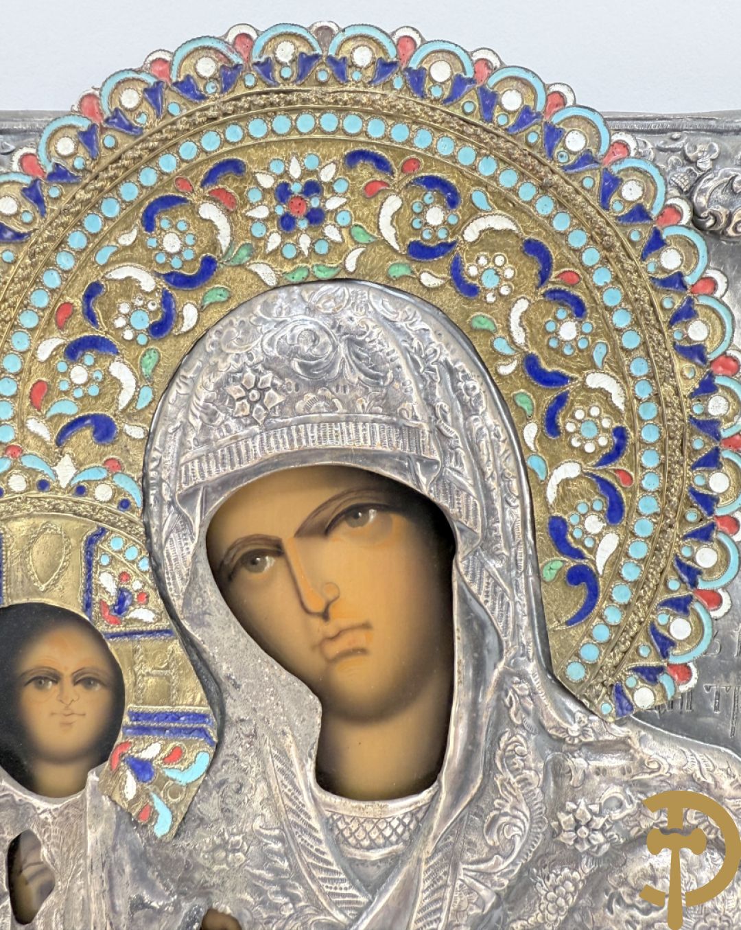 Ikoon met voorstelling van Madonna met kind en verzilverde rizza bezet met email