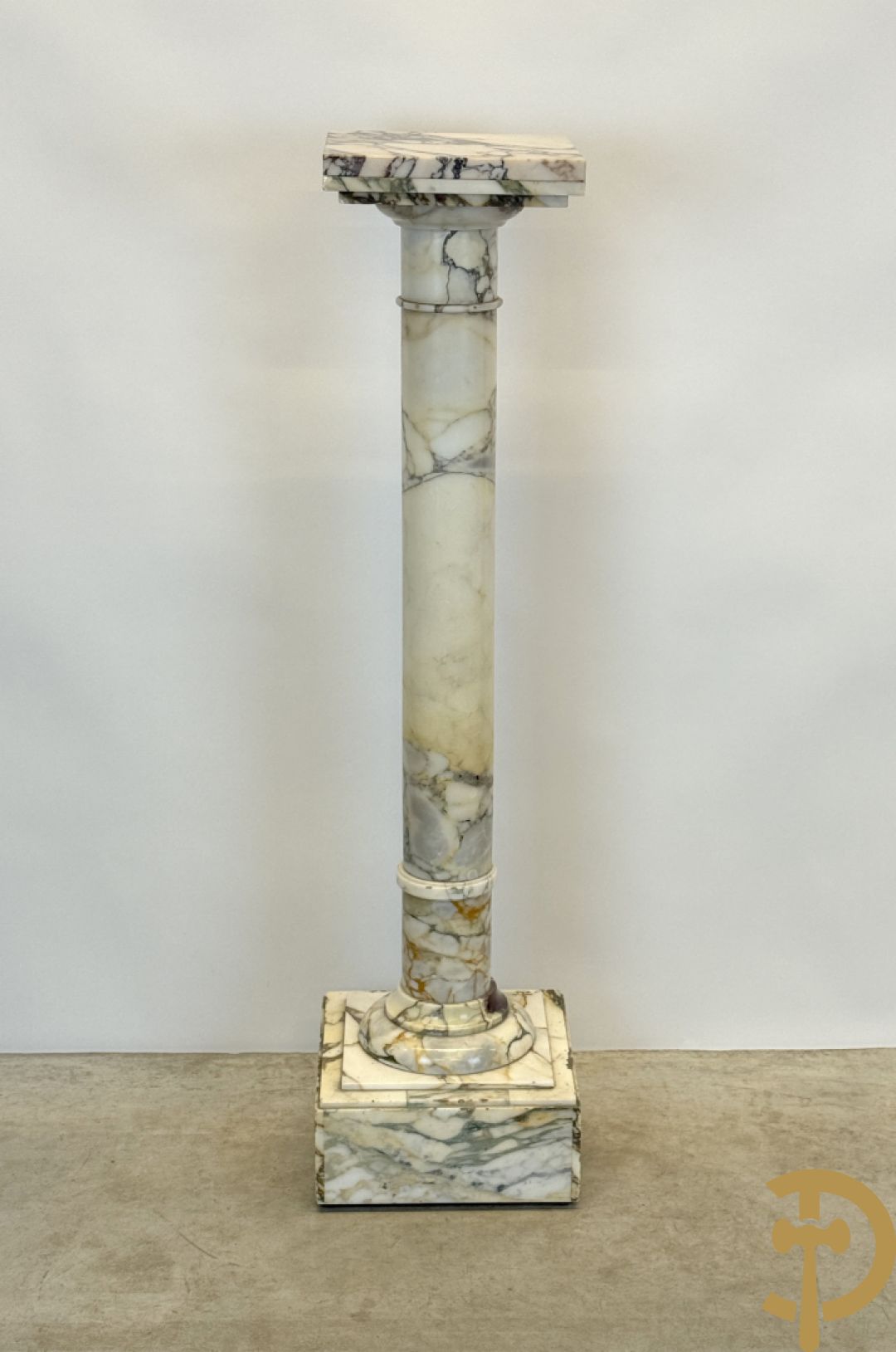 Wit marmeren geaderde kolom met draaiplateau
