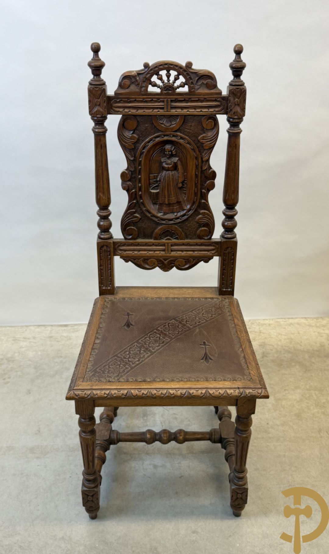 Massief eiken Bretoense eetkamer bestaande uit buffet met 3 deuren boven, 2 deuren onder, lades midden en gesculpteerde geanimeerde scènes + desserte + uittrekbare tafel + 6 stoelen + extra allonge