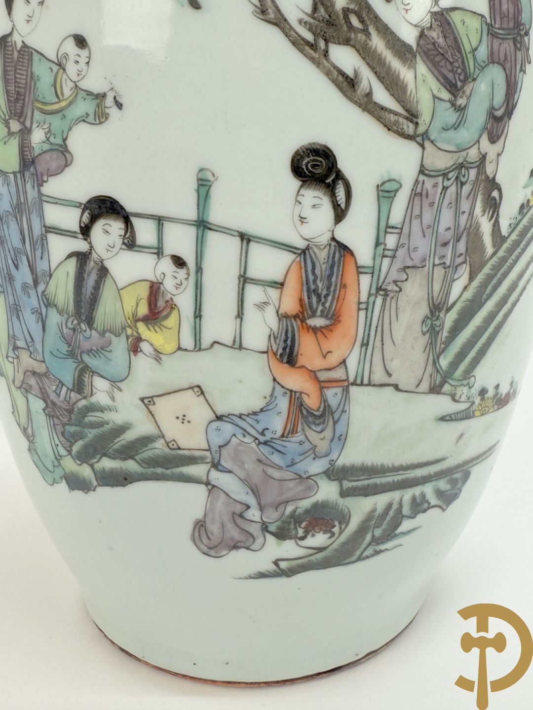 Chinese porseleinen vaas met decor van Chinese dames en kinderen