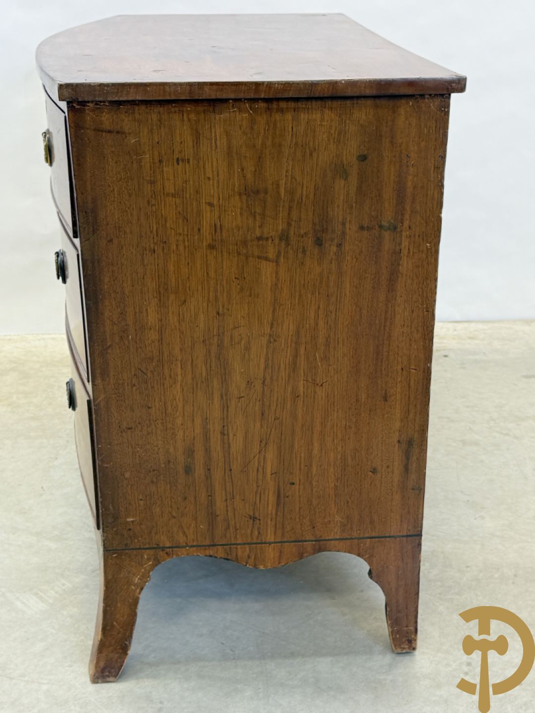 Engelse gebogen mahoniehouten vierladencommode