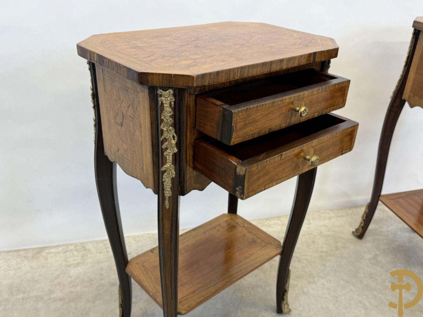 Paar notelaren bijzettafels met 2 lades en étagère, bovenaan met geparketteerd blad