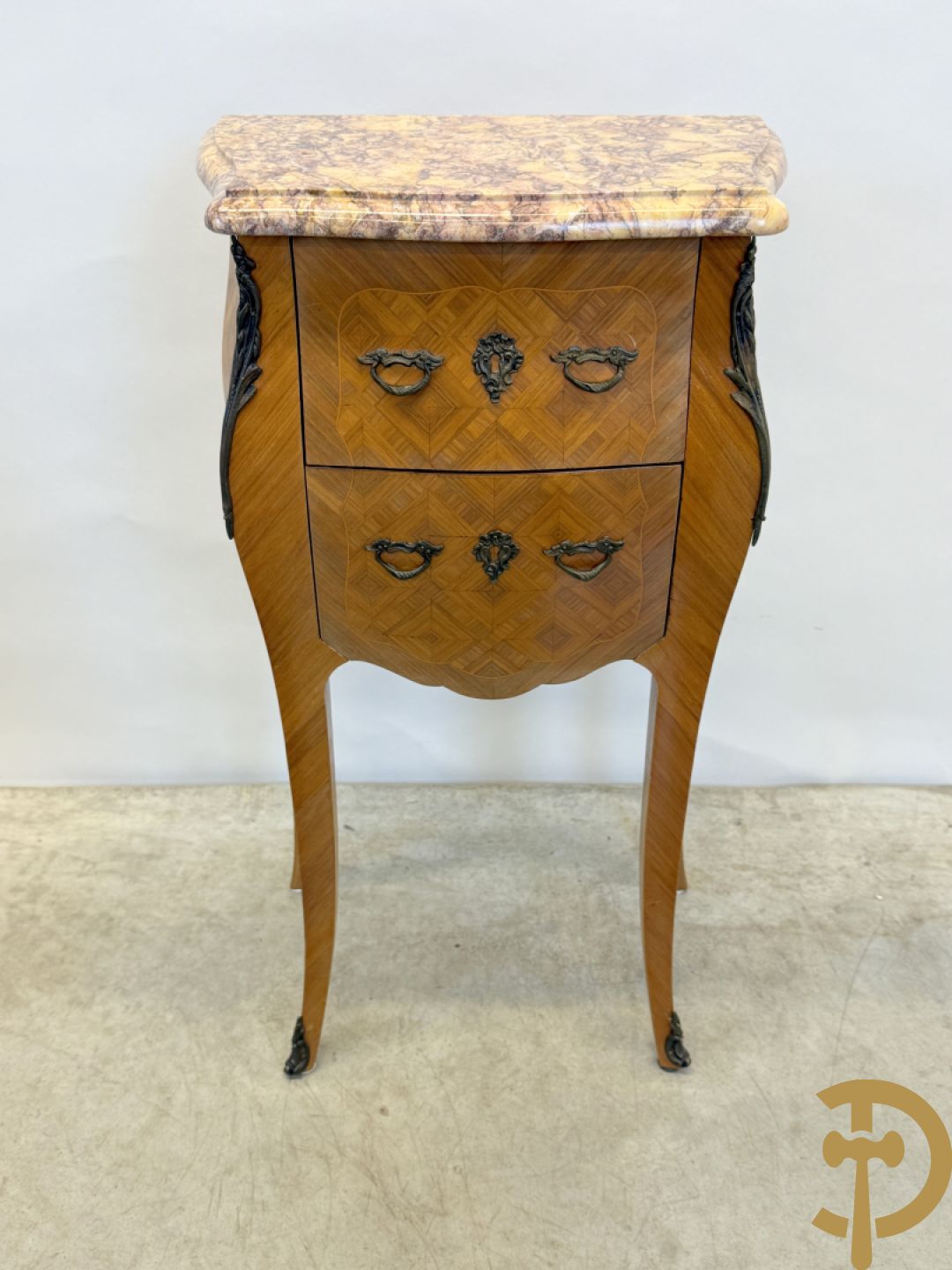 Paar notelaren bijzetkastjes met 2 lades en bezet met bronsbeslag, bovenaan met marmeren blad, op voluutvormige poten