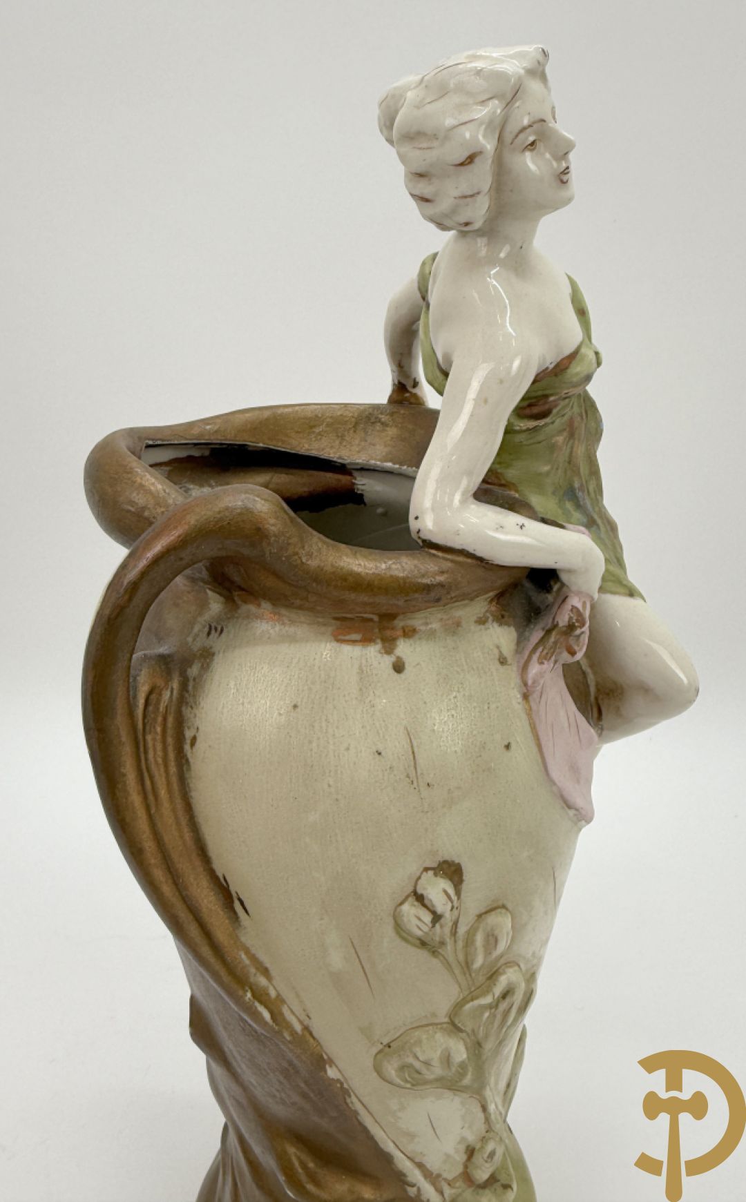 Royal Dux beeld van melkmeisje, onderaan genummeerd 1055 + vaas met zittende dame, Royal Dux stijl