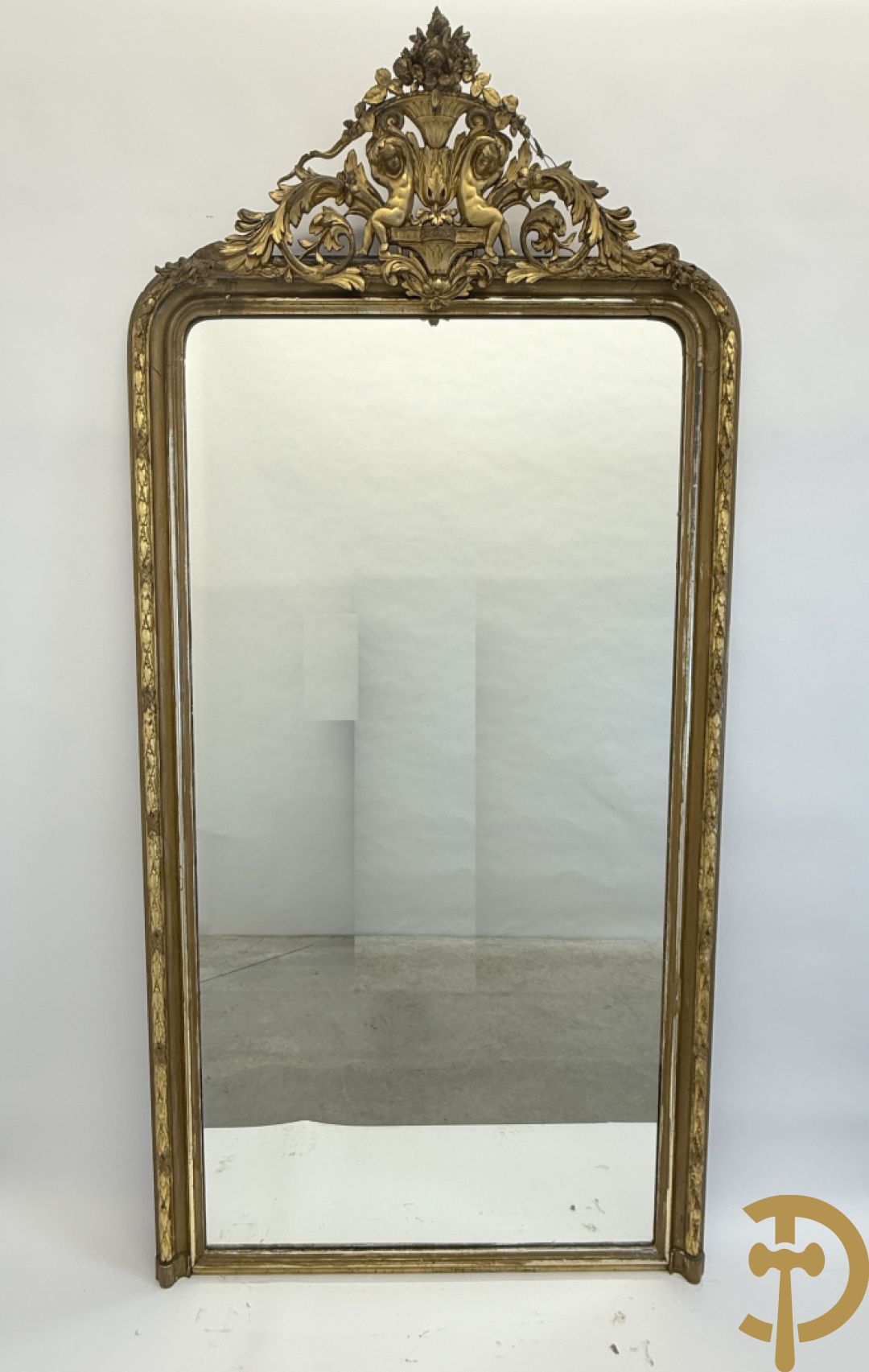 Grote vergulde hall spiegel bezet met troffee van cupido