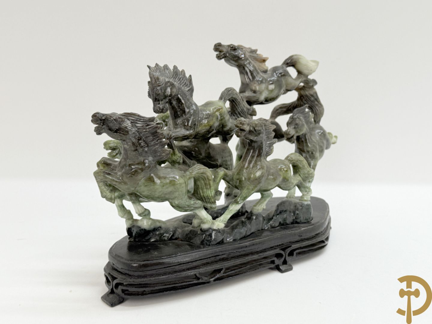 Gesculpteerd beeld met 8 galopperende paarden in jadeiet op houten sokkel