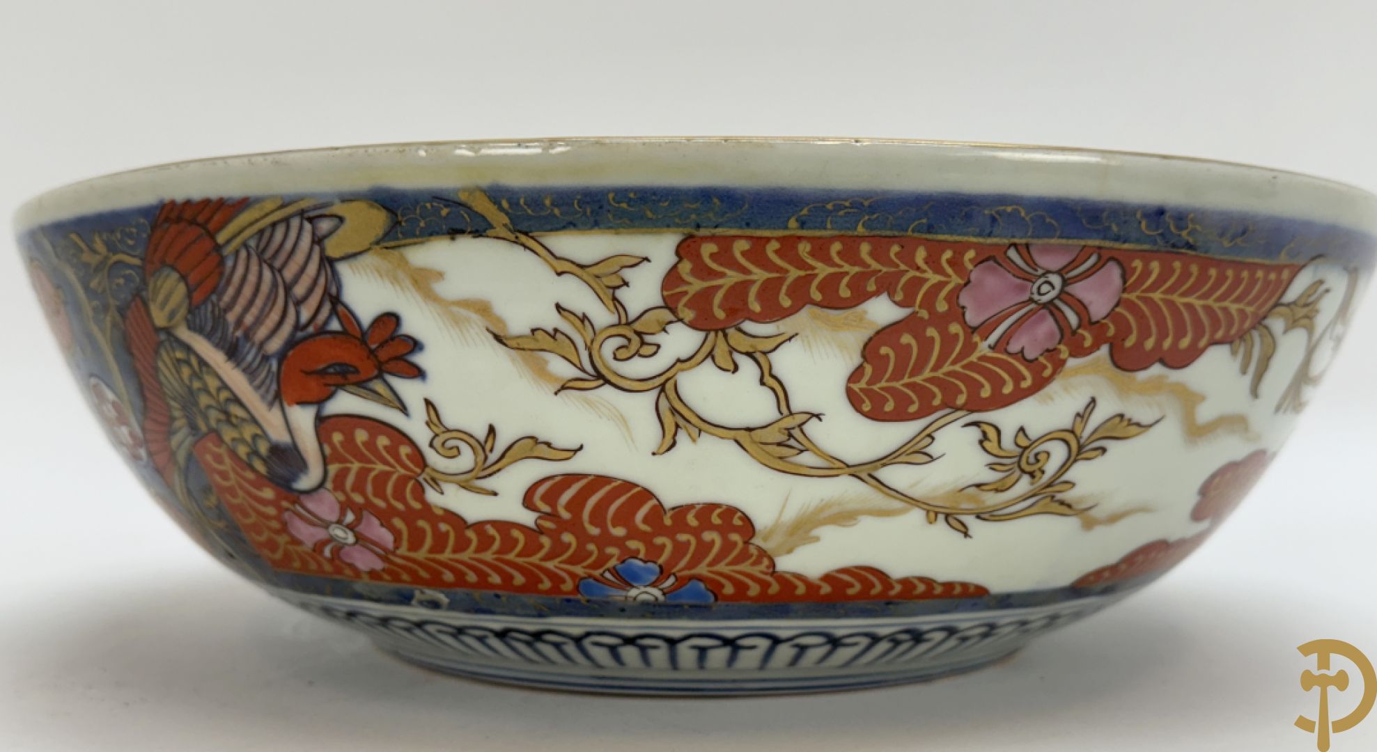 Japanse porseleinen Imari coupe met drakendecor omgeven door personages