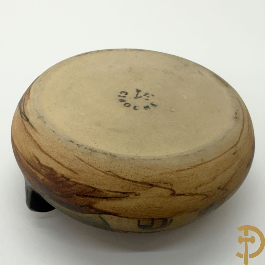 Tète à tète in meerkleurige faience Grès van Ciboure, getekend R. Le Corrone, bestaande uit theekan, melkkan, suikerpot, 2 tasjes en 2 schoteltjes