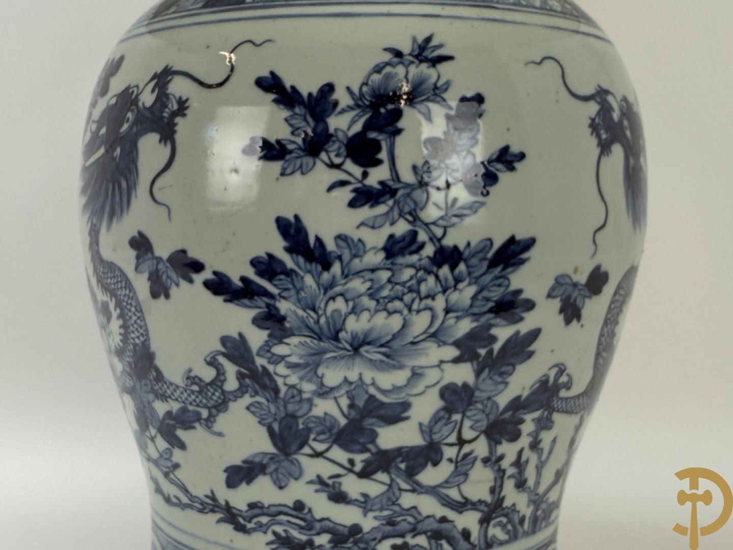 Paar Chinese blauw/witte porseleinen dekselvazen gedecoreerd met draken en bloemenmotieven, als lampadaire omgebouwd