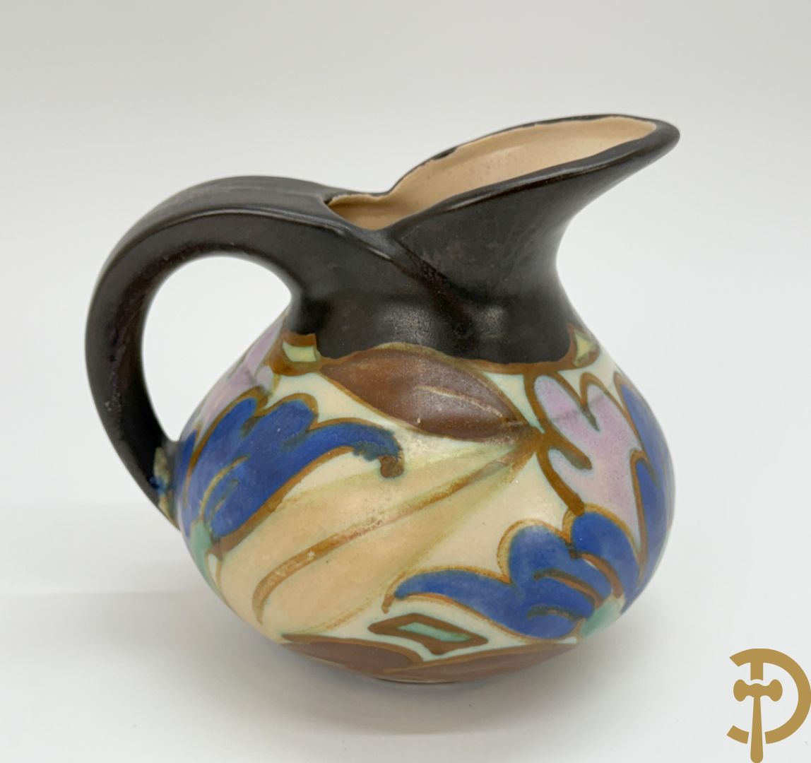 Drie borden in meerkleurige Gouda faience + kandelaar in Gouda faience + 2 vazen in Gouda + bonbonnière Gouda + vaasje Bergen