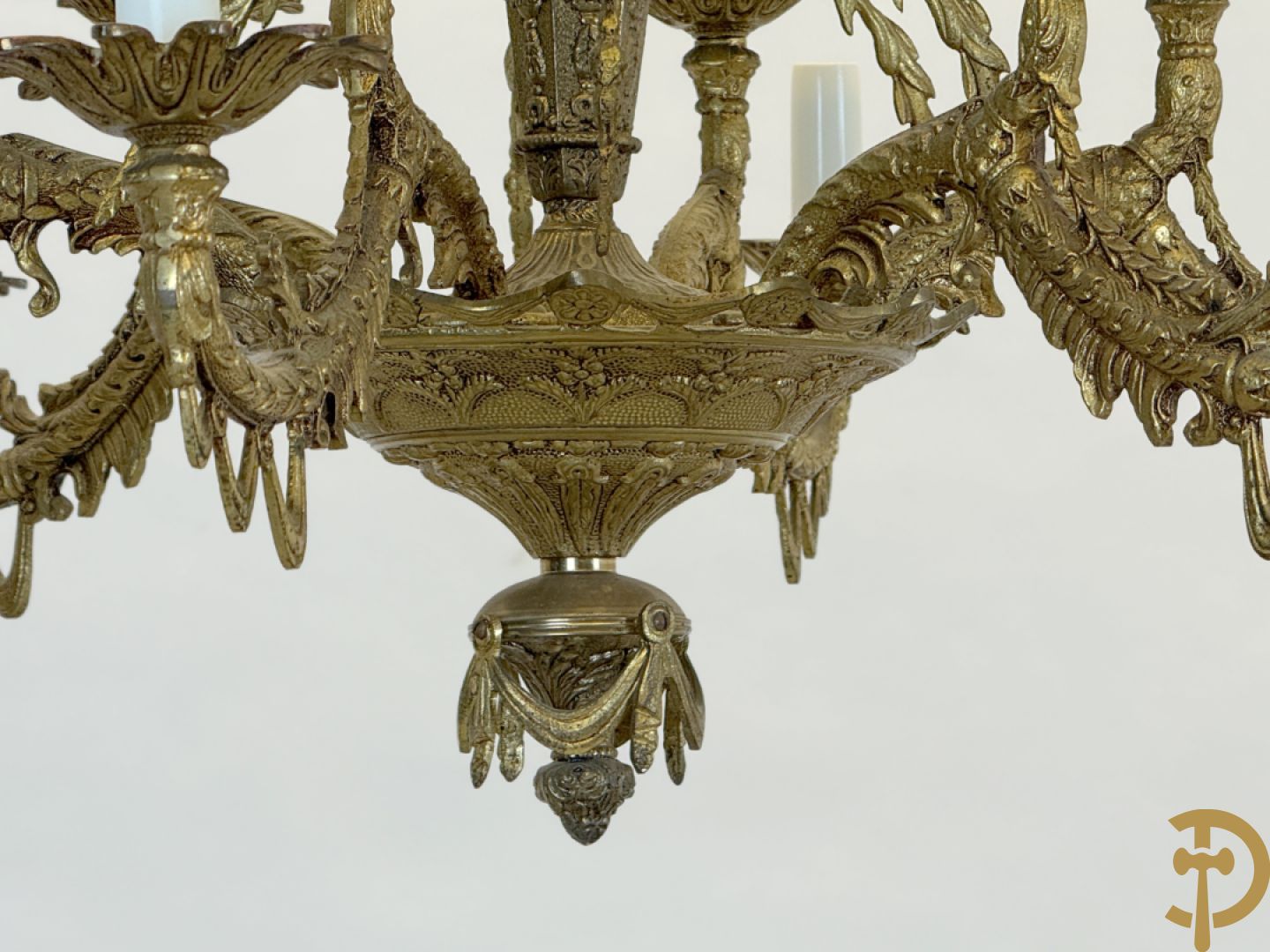 Koperen twaalfarmige luchter bezet met fee