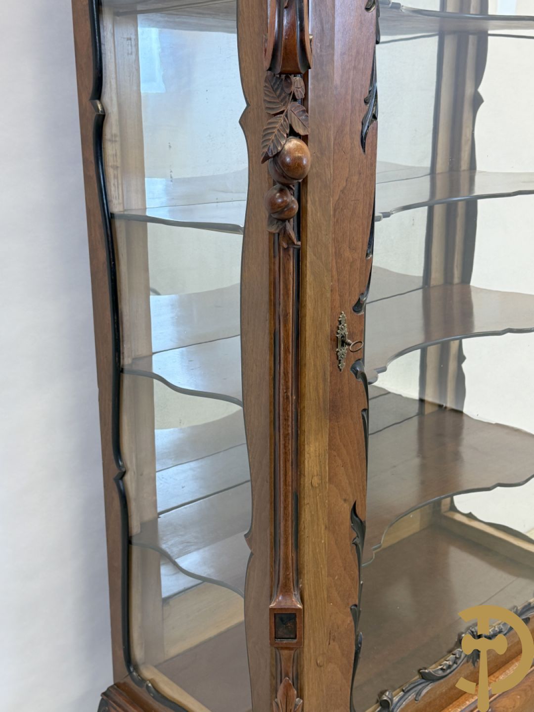 Franse notelaren vitrine met Louis XV motieven en fruitranken, bovenaan bezet met amfoor, 19e