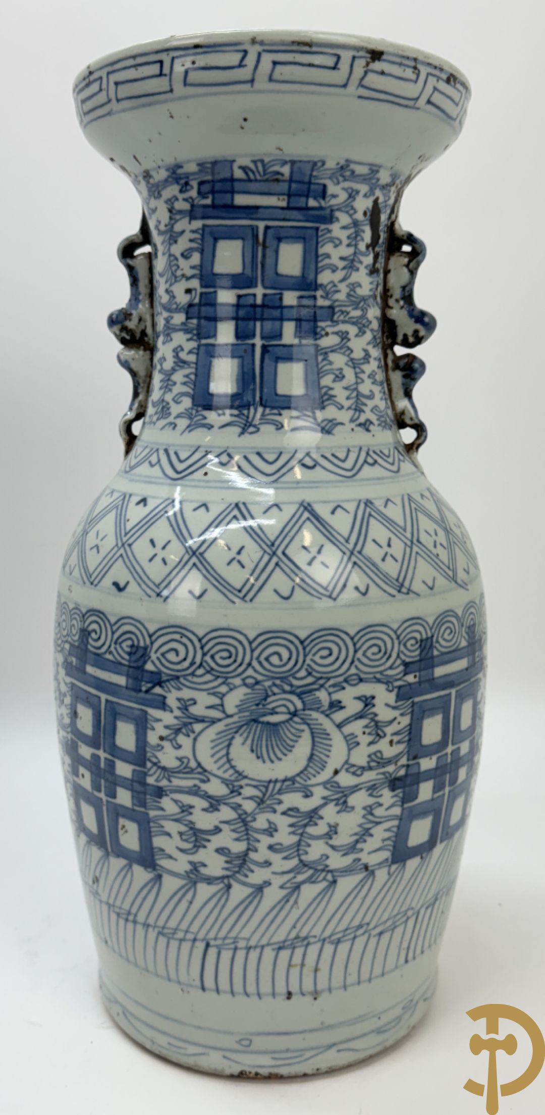 Paar blauw/witte Chinese porseleinen vazen met tekens en accanthusranken, 19e