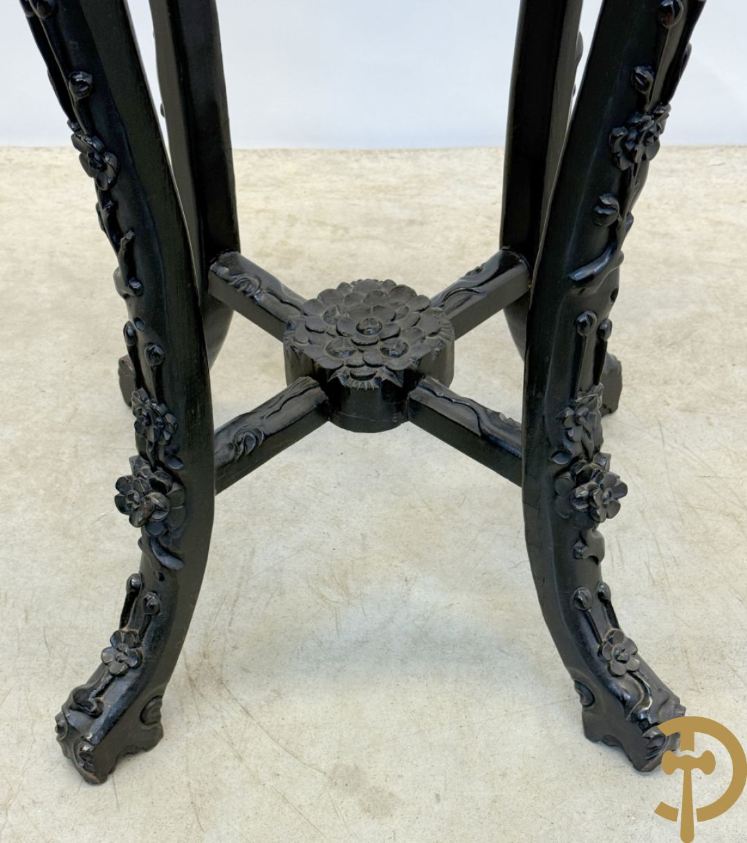 Hardhouten achthoekige rozehouten Chinese beeldenstaander met gesneden bloemenmotieven