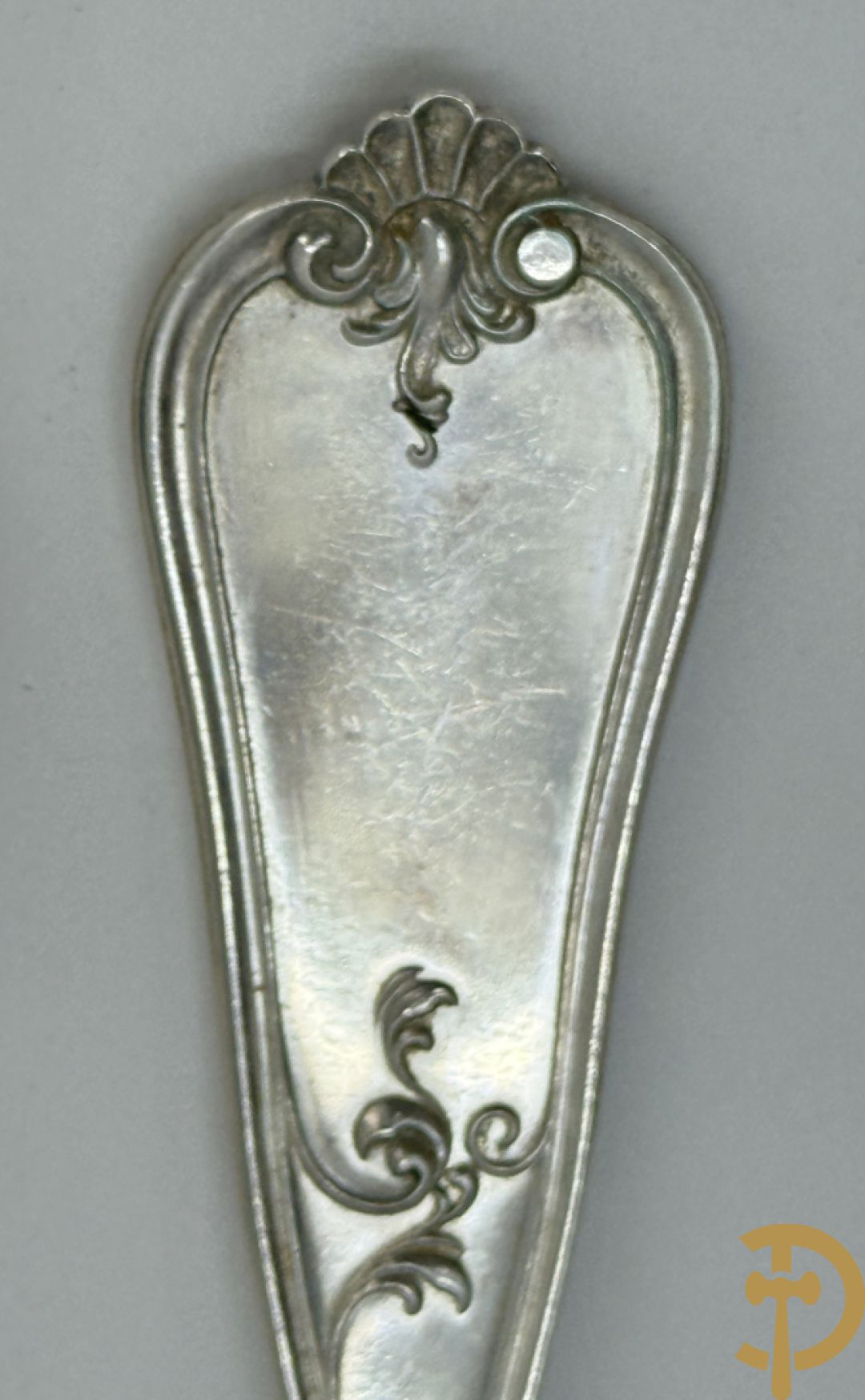 Massief zilveren bestek met Louis XV motieven bestaande uit 12 soeplepels (72 gram per stuk), 12 vorken (78 gram per stuk), 12 messen, 12 dessertvorken (47 gram per stuk), 12 dessertlepels (40 gram per stuk), 12 dessertmessen, 12 koffielepels (22 gram per stuk), slacouvert, taartschep en suikertang