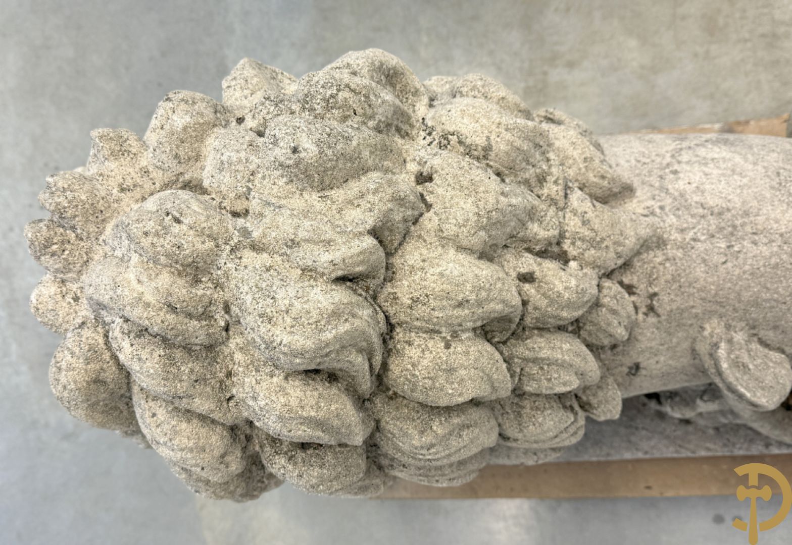 Paar betonnen tuinbeelden van leeuwen