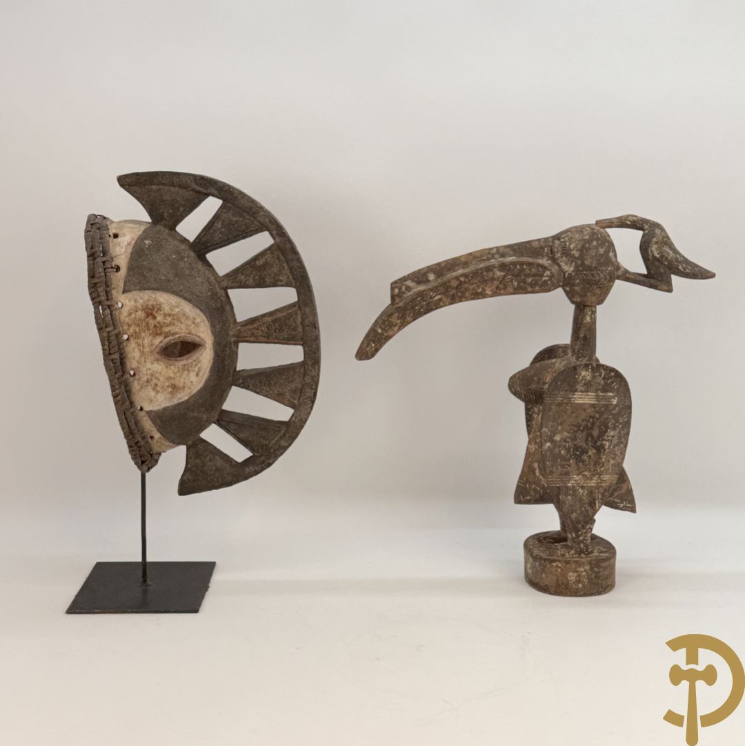 Twee Afrikaanse hout sculpturen : Ibo Nigeria masker + Malinees vogelbeeld Chiwara