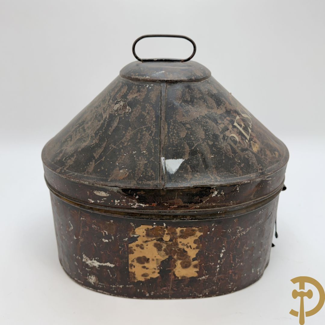 Engelse hoed pitch helm in hoedendoos, Royal Artillerie