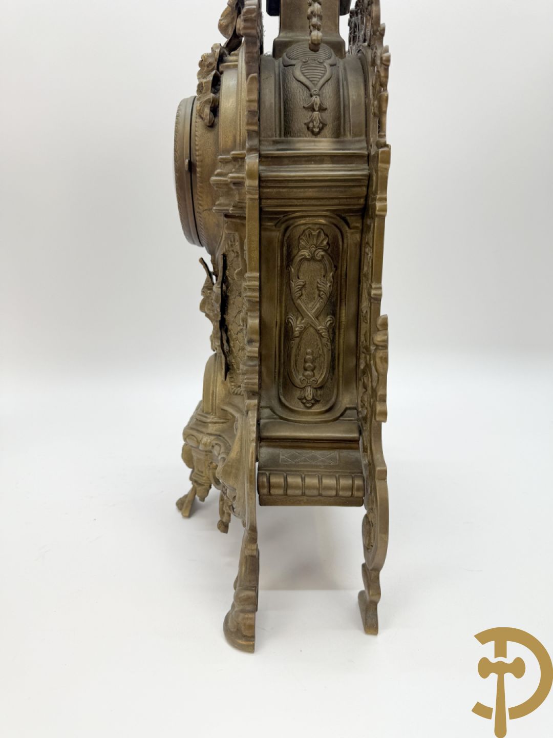 Driedelige koperen garnituur, klok geflankeerd door paar vijfarmige kandelaars