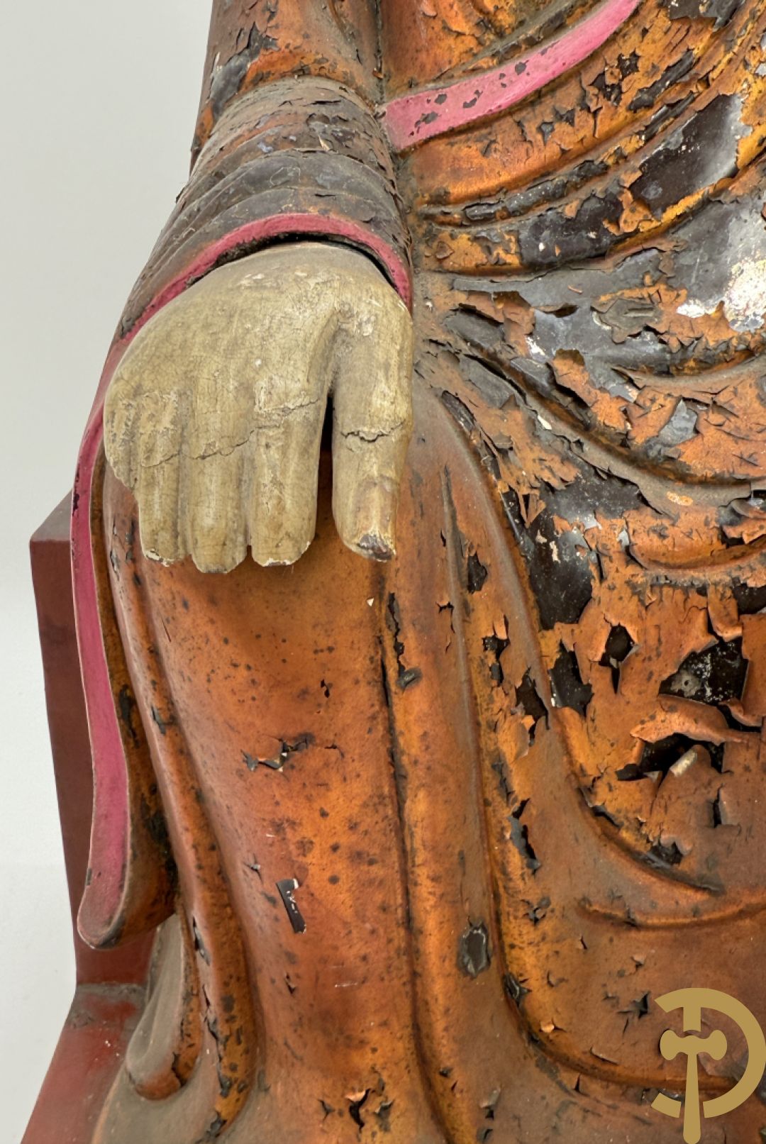 Houtgesculpteerd en gepolychromeerd zittend boedhistisch figuur