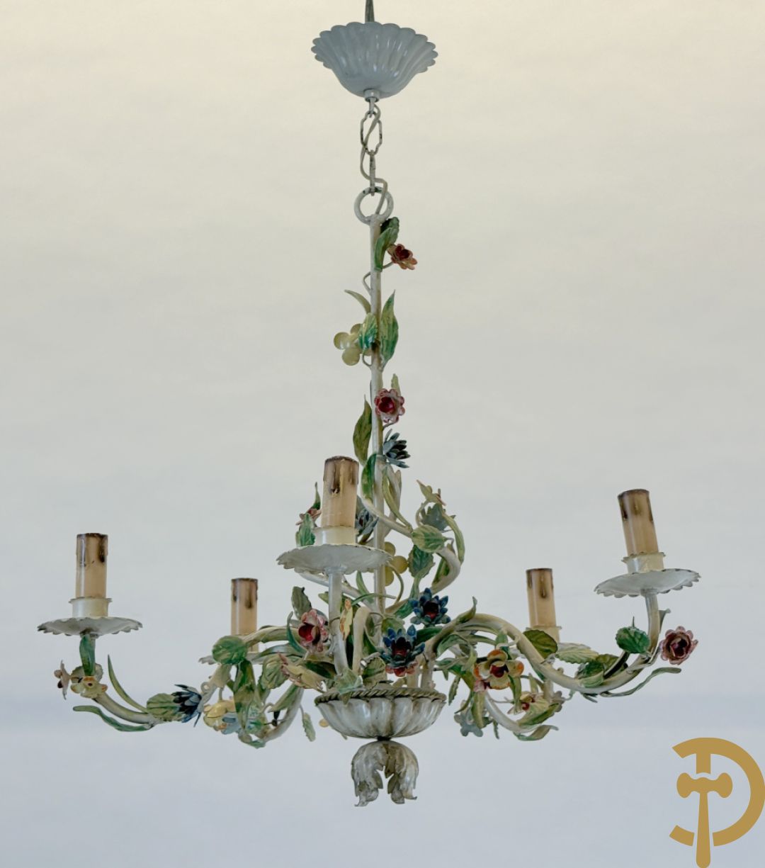 Italiaanse beschilderde vijfarmige luchter met smeedijzeren bloemen