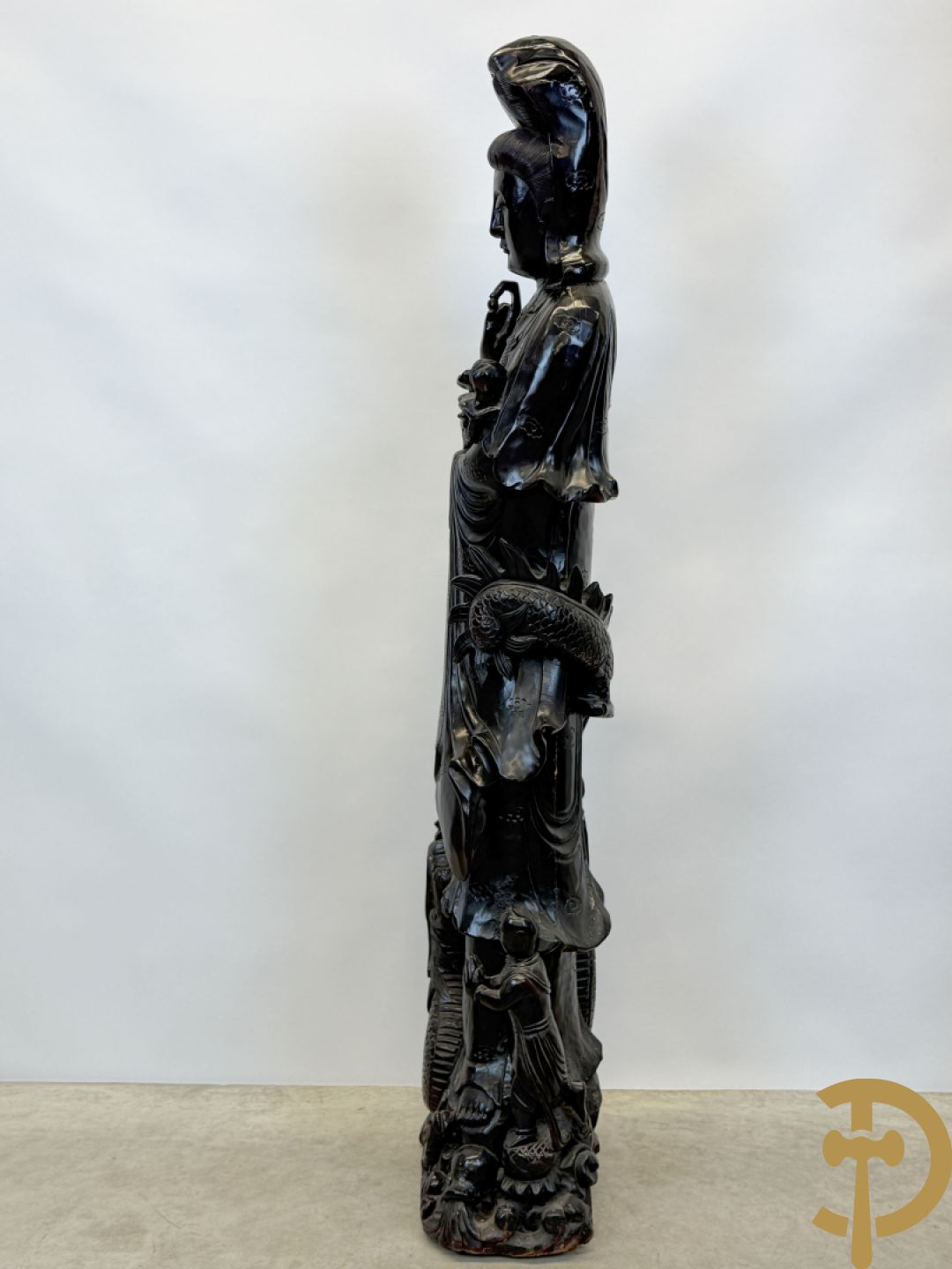 Aziatische houtsculptuur van Guanying met lotusbloem en drakenfiguur aan de voet