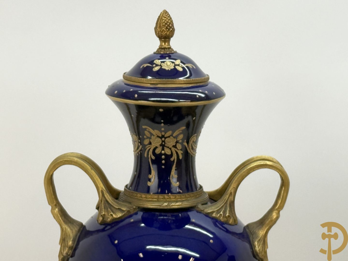 Paar Sèvres stijl vazen met bronzen oren en éénzijdig decor van cupido