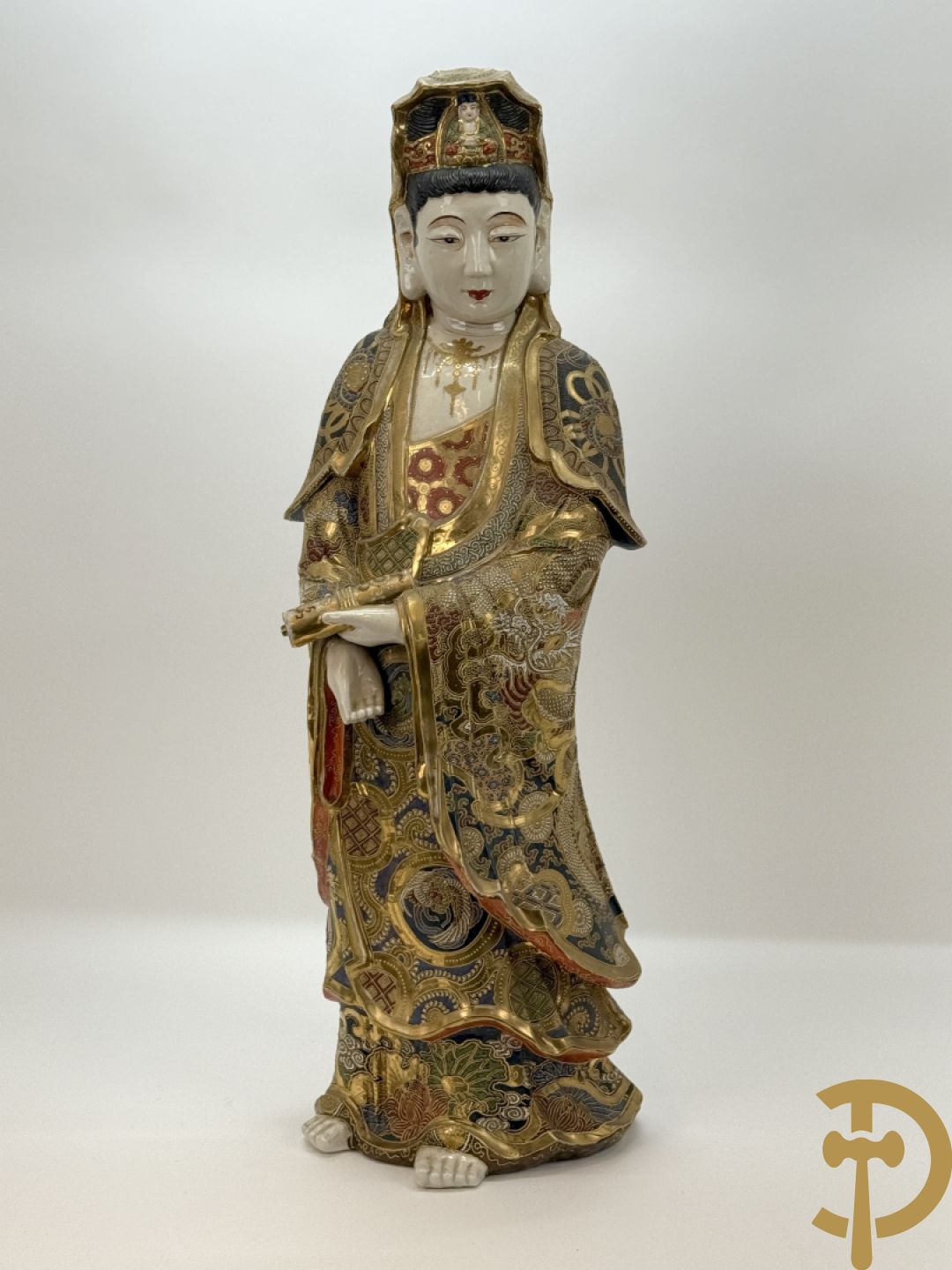 Grote staande Kwan Yin in Japans Satsumat porselein