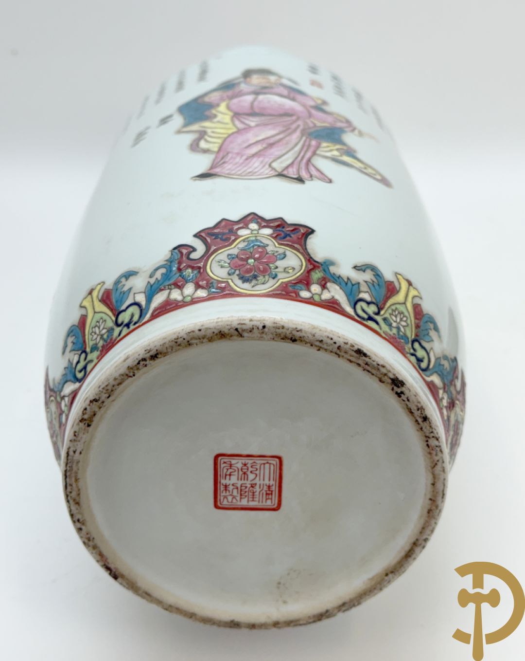 Paar porseleinen Chinese vazen met decor van personages en Chinese tekens, handgekleurd