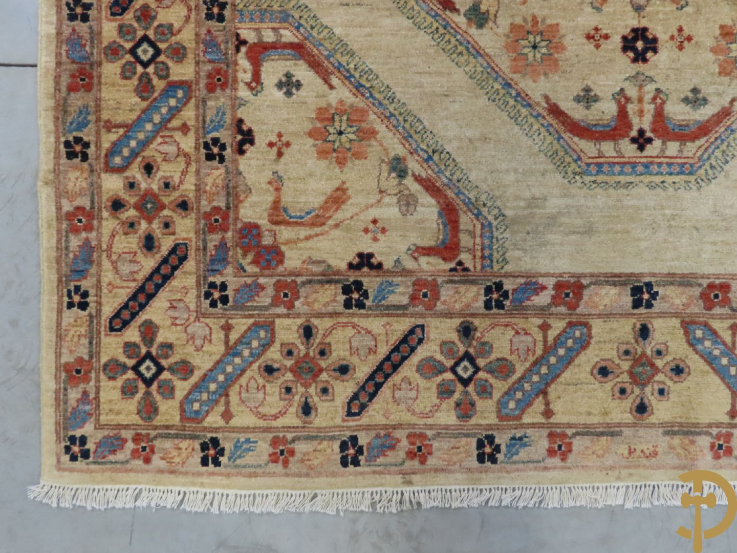 Oosters handgeknoopt tapijt met bloemen- en vogelmotieven op beige fond