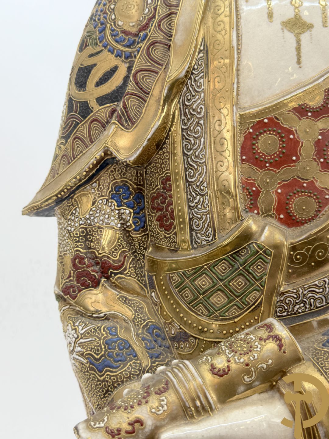 Grote staande Kwan Yin in Japans Satsumat porselein