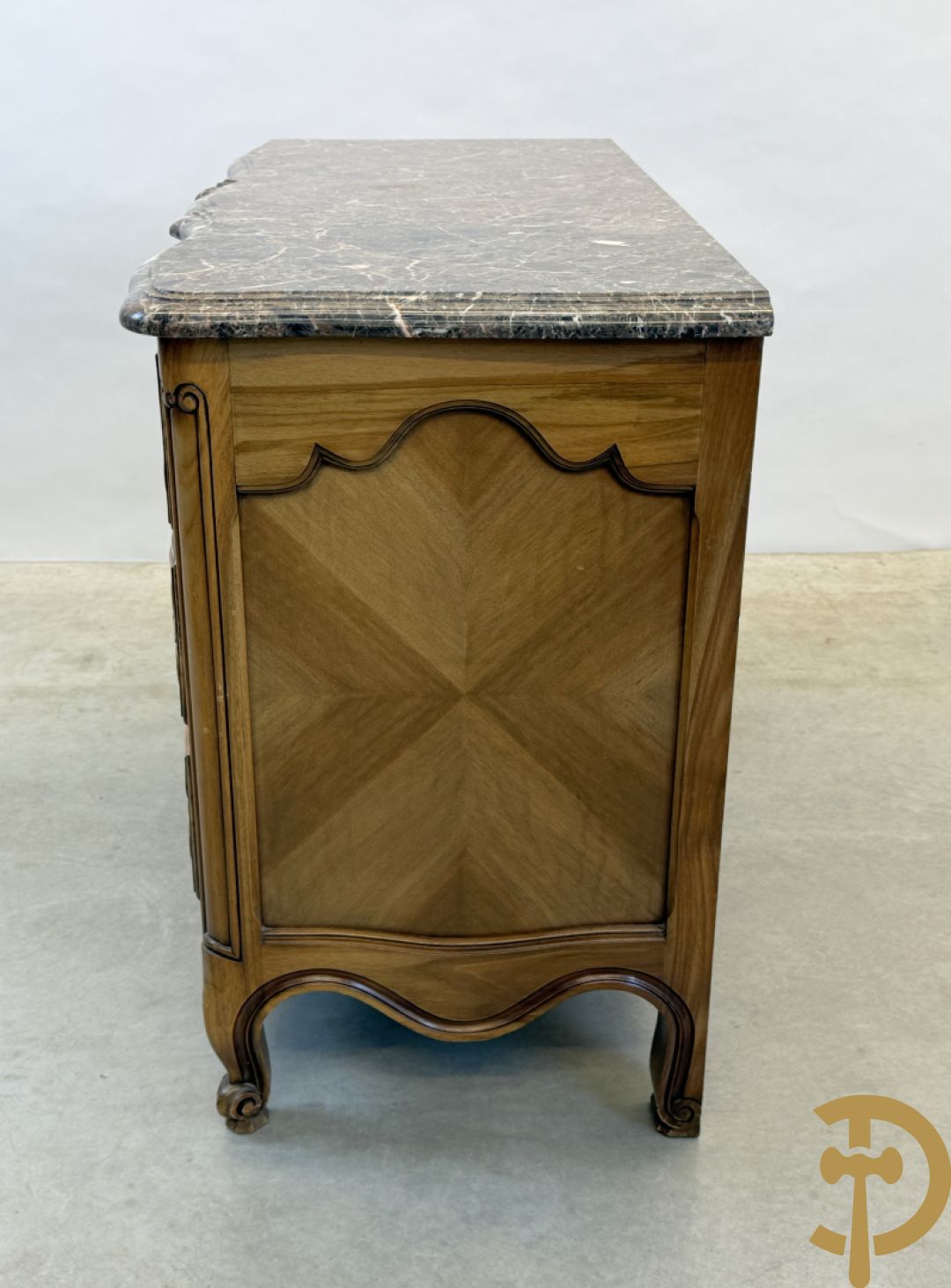 Notelaren drieladencommode met accanthusranken en rocailles, met marmeren blad, op voluutvormige poten