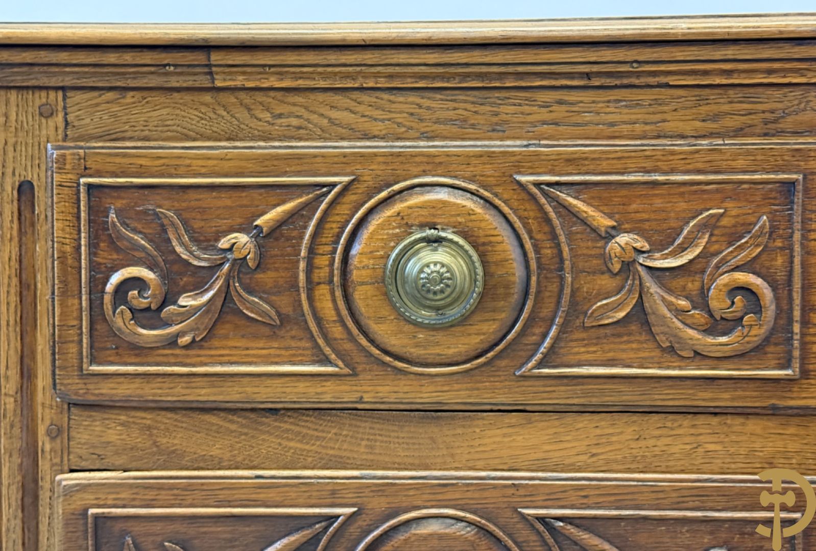 Massief eiken Louis XVI drieladencommode met gepanneleerde zijkanten en accanthusranken in de lades