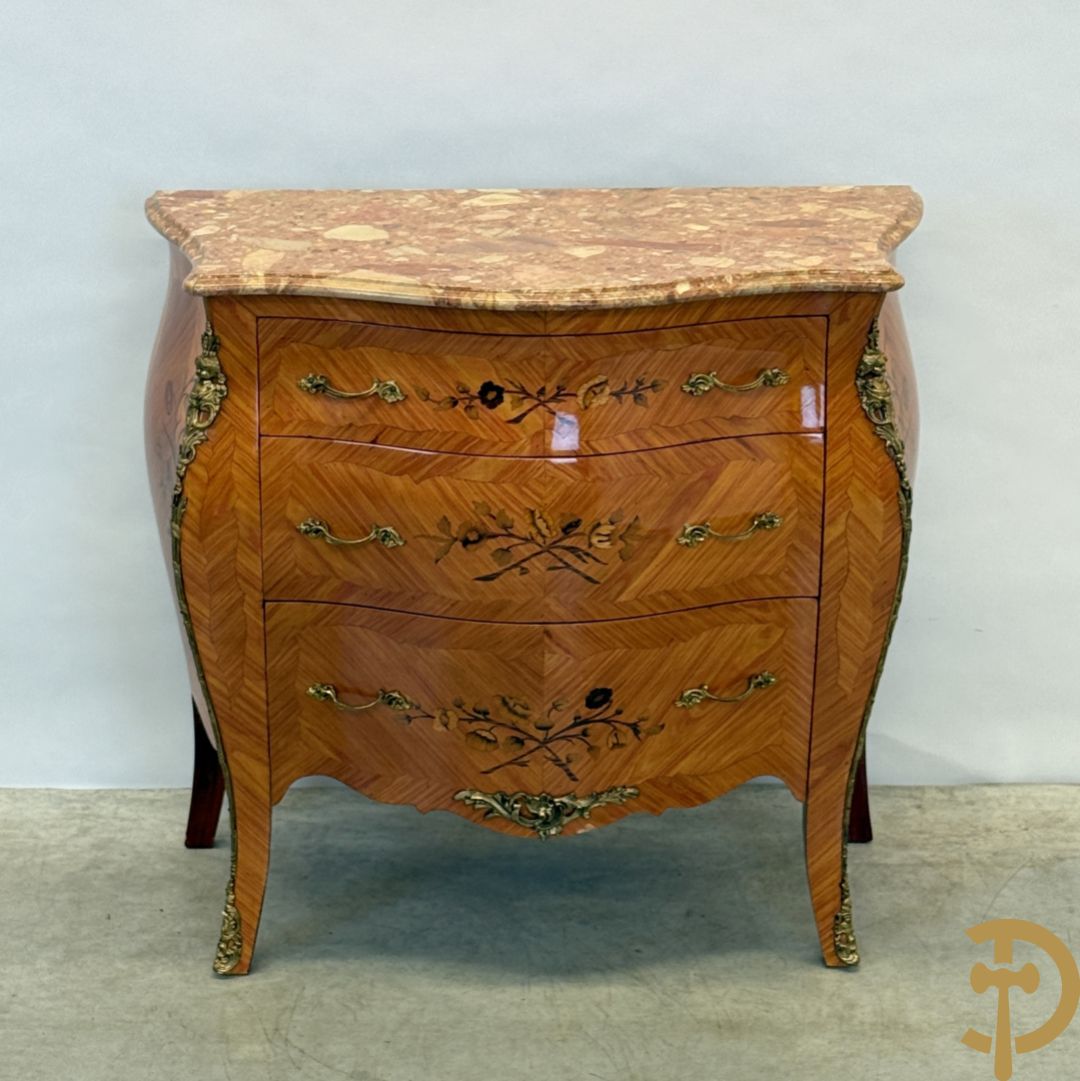 Notelaren gegalbeerde drieladencommode met bloemenmarketterie en marmeren blad
