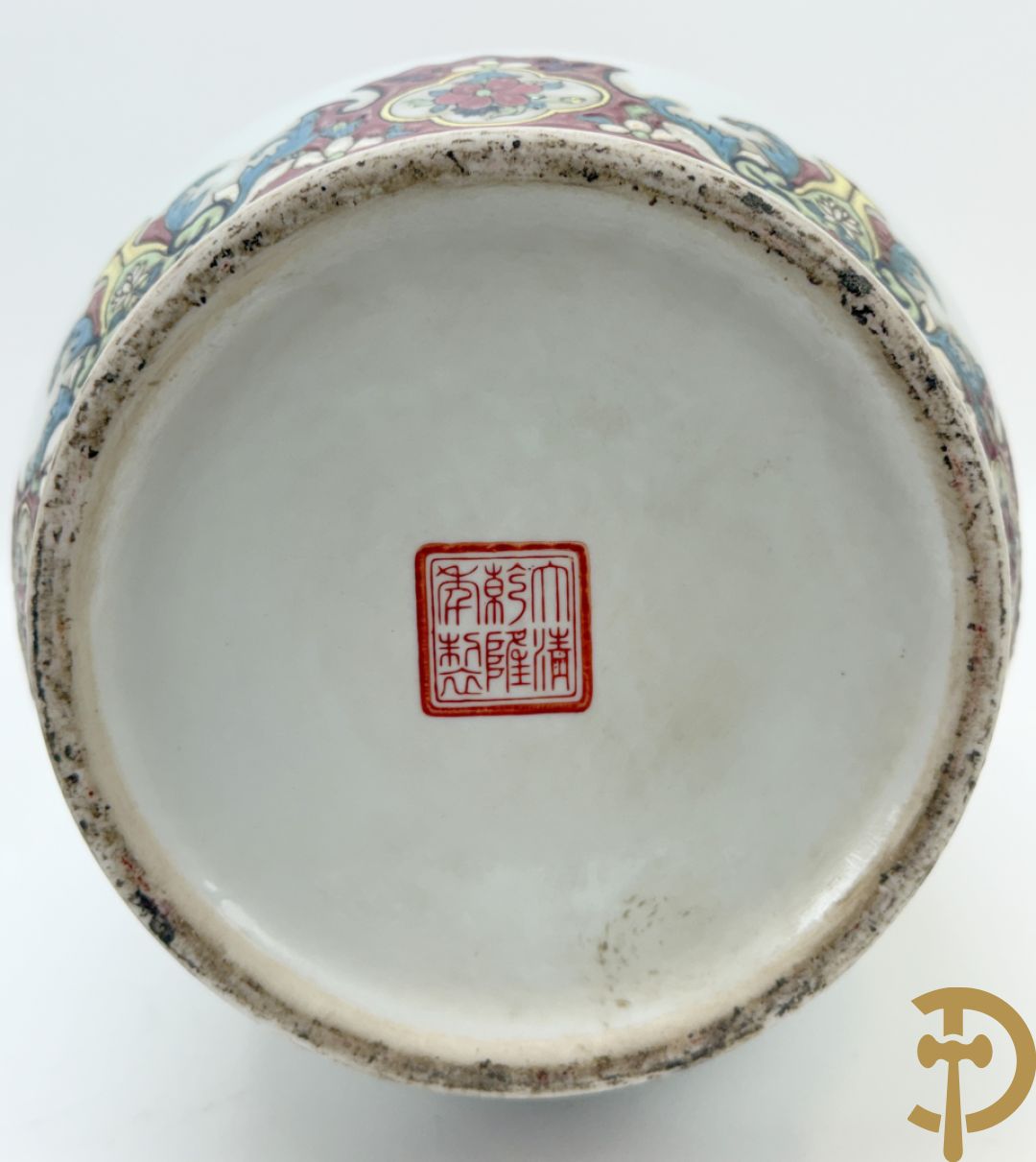 Paar porseleinen Chinese vazen met decor van personages en Chinese tekens, handgekleurd