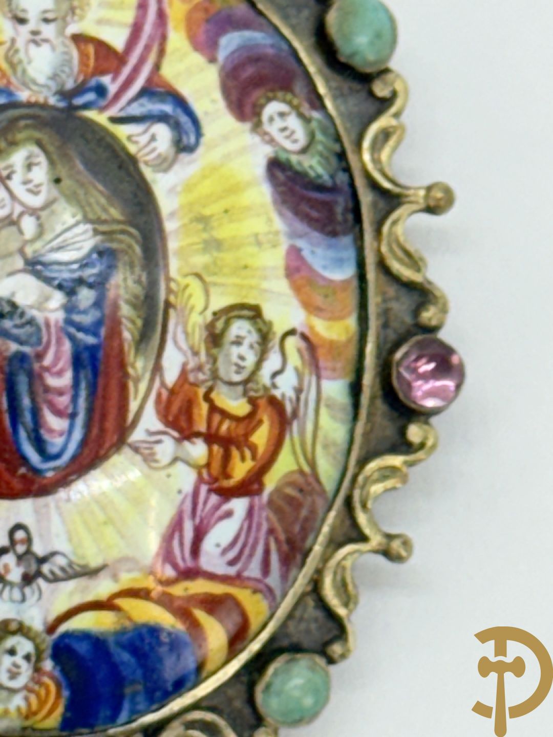 Lot massief zilver w.o. 2 geajoureerd riemboekels waarvan 1 met email bewerkt, geajoureerde centuurhouder met cupido