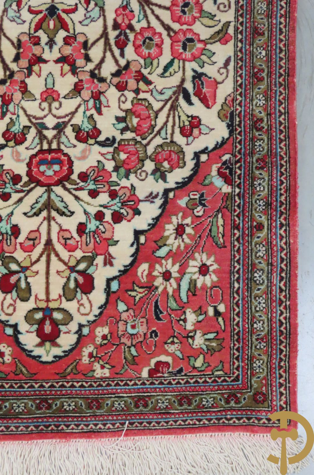 Oosters handgeknoopt tapijt zijde op katoen met bloemenpatronen, vogelmotieven en decor van amfoorvazen + Oosters handgeknoopt tapijt met decor van bloemen en amfoorvaas