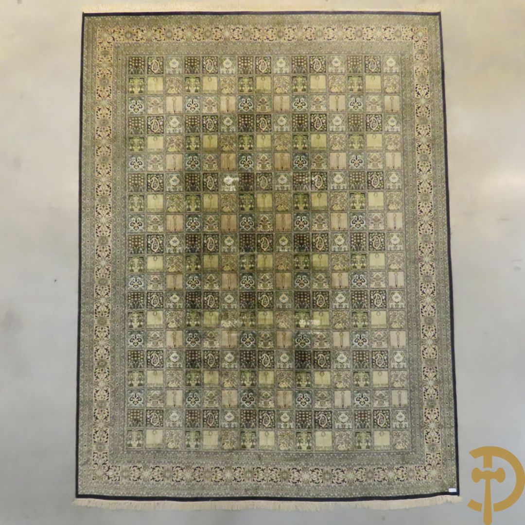 Oosters handgeknoopt tapijt zijde op katoen met patronen