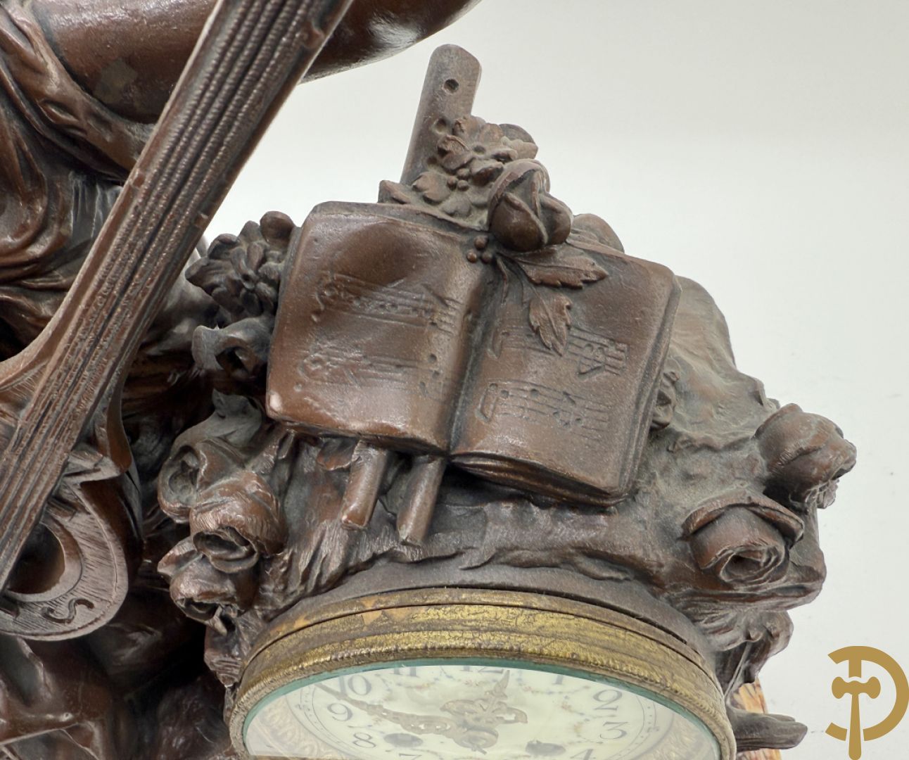 Driedelige zamak garnituur bestaande uit pendule 