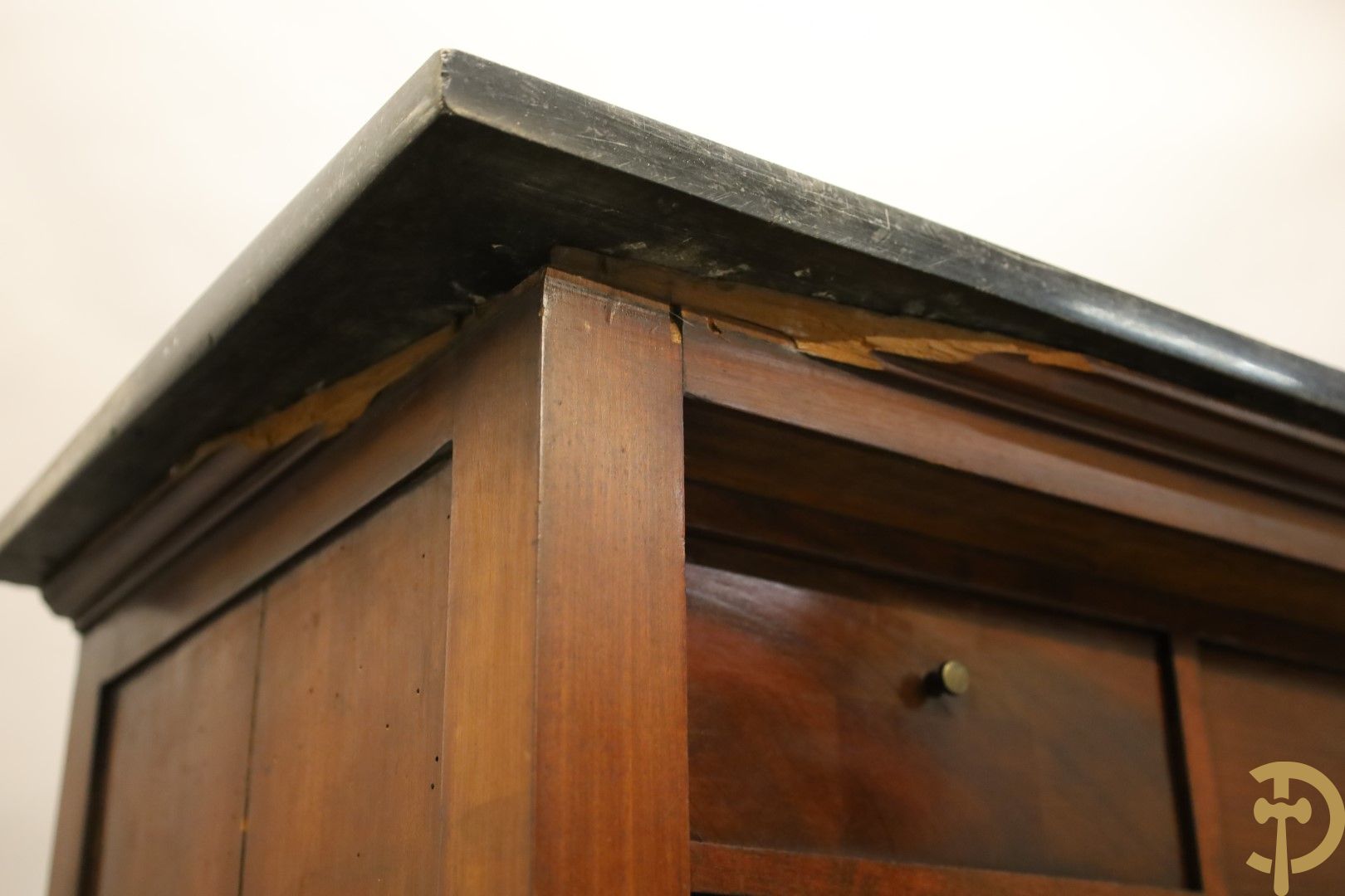 Imposant notelaren cilinderbureau met bovenbouw met ingemaakte lades, cilinderklep en uittrekbaar schrijfblad - drie deuren onderaan - 19e