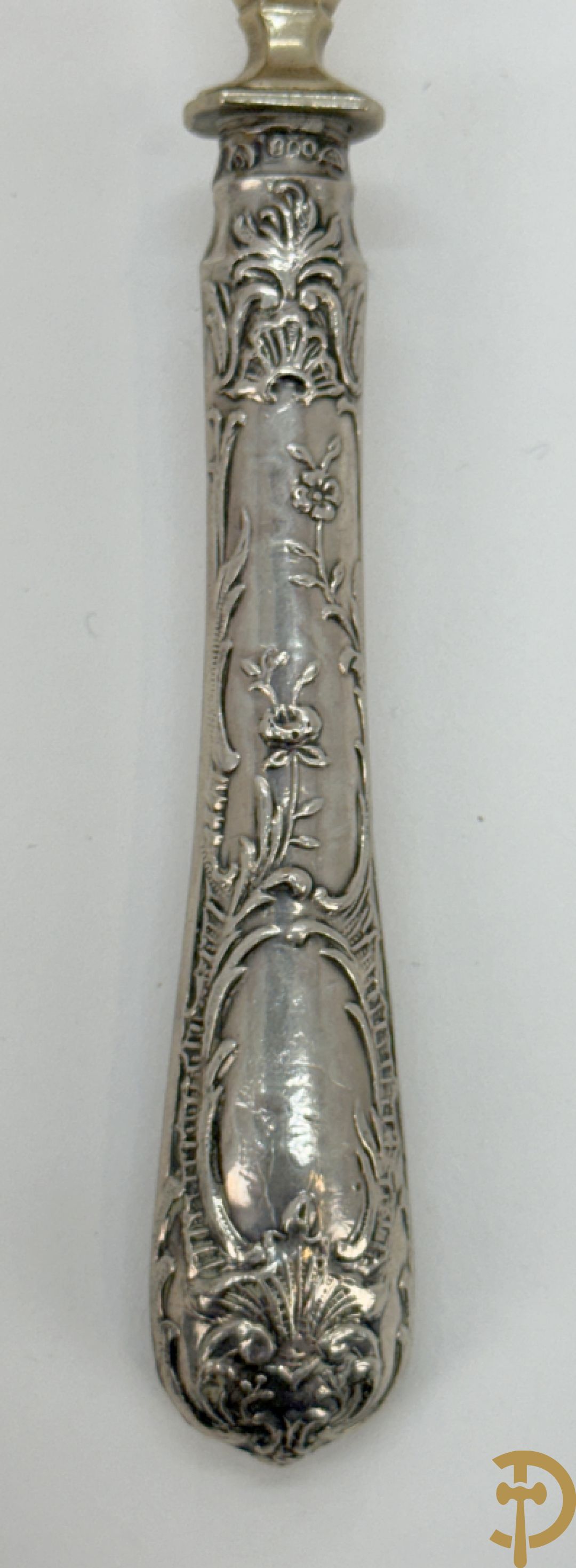 Schrijn met taartschep en 4 dessertvorkjes + 2 theezeefden + wildbestek