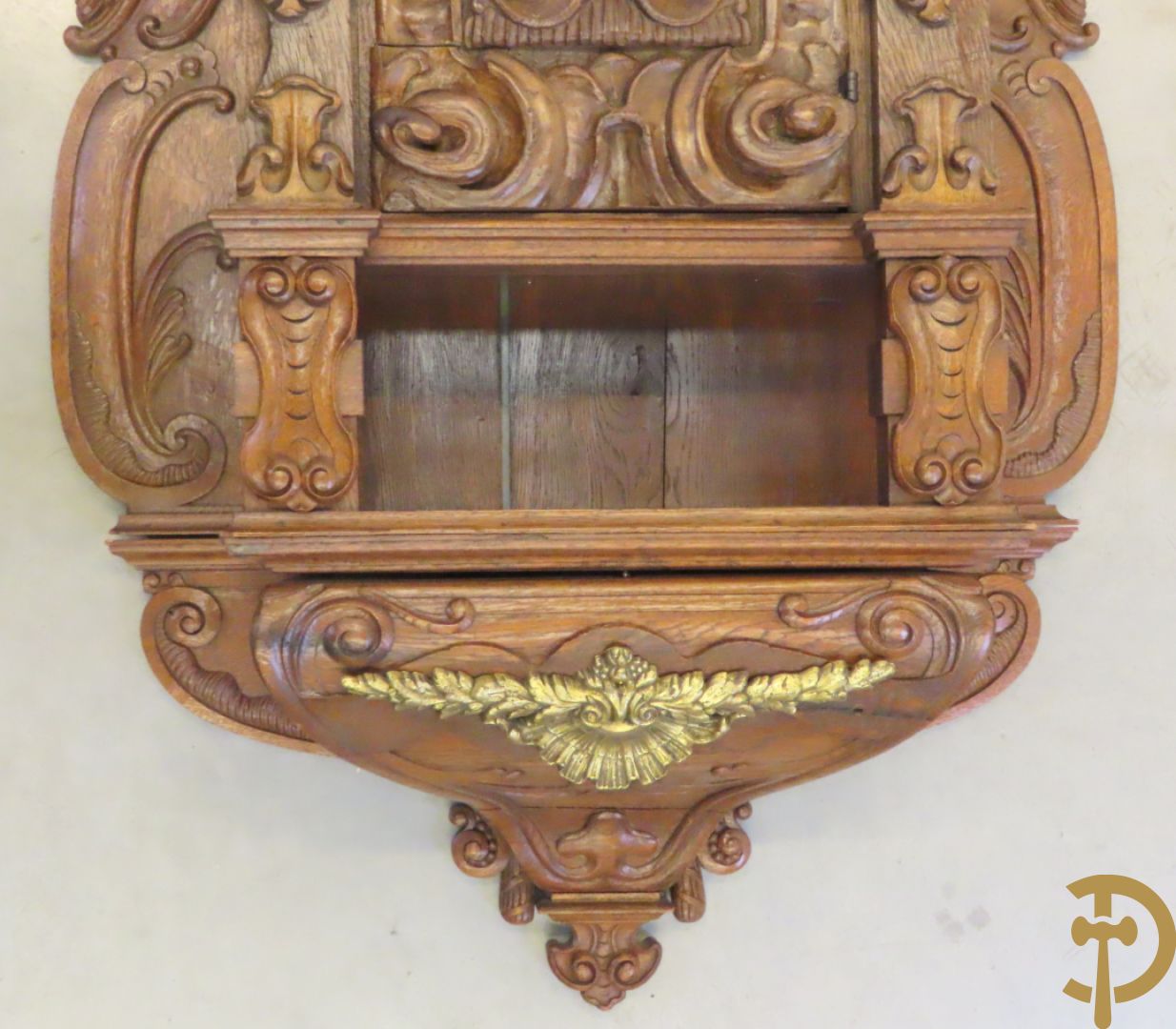 Massief eiken hangtabernakel + religieus brocaat