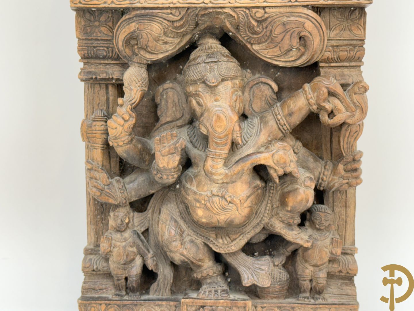Houtgesculpteerd Aziatisch basrelief van ganesha