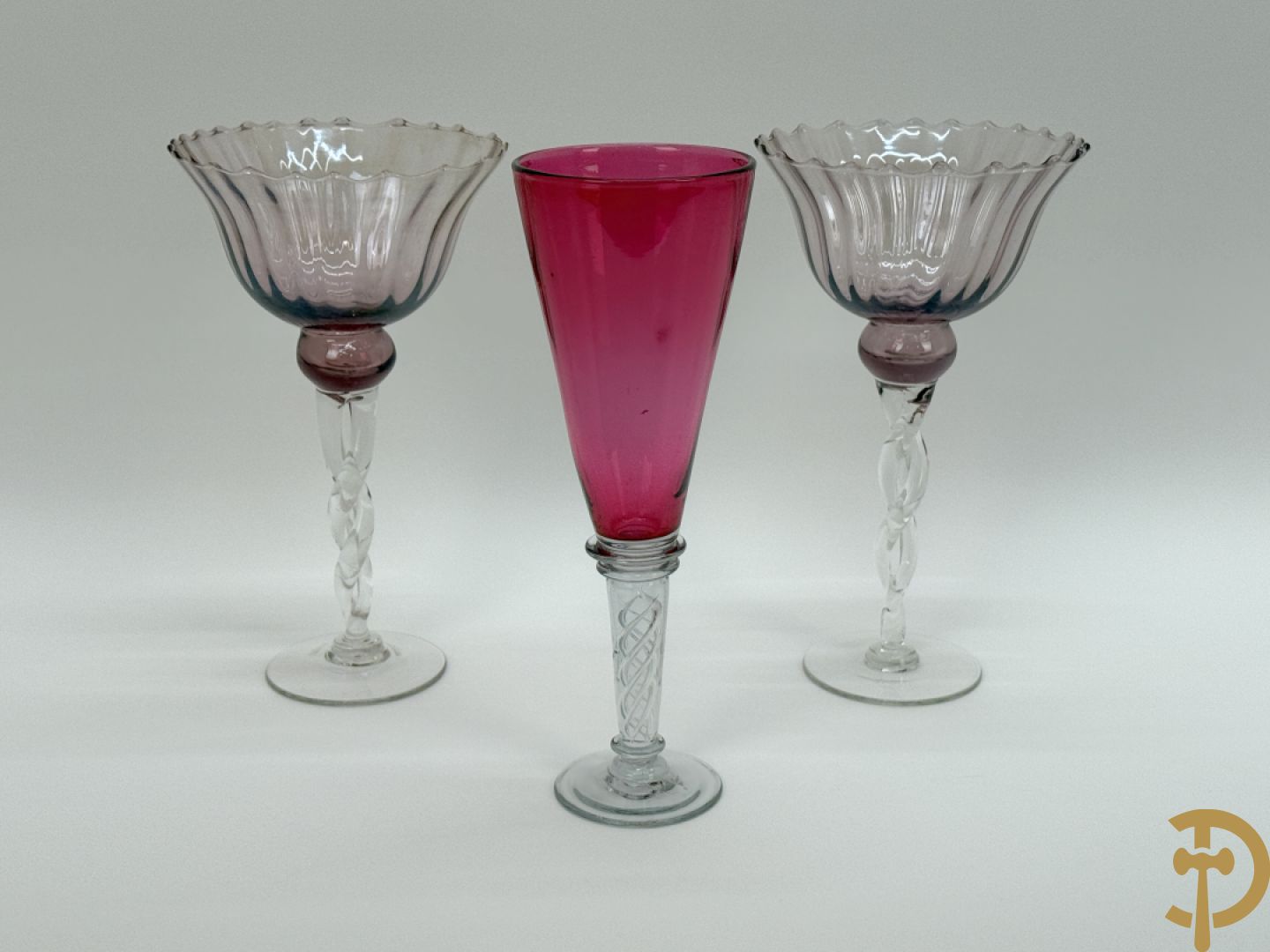 Roze mondgeblazen fluitvormige vaas + 2 Italiaanse getorste vazen