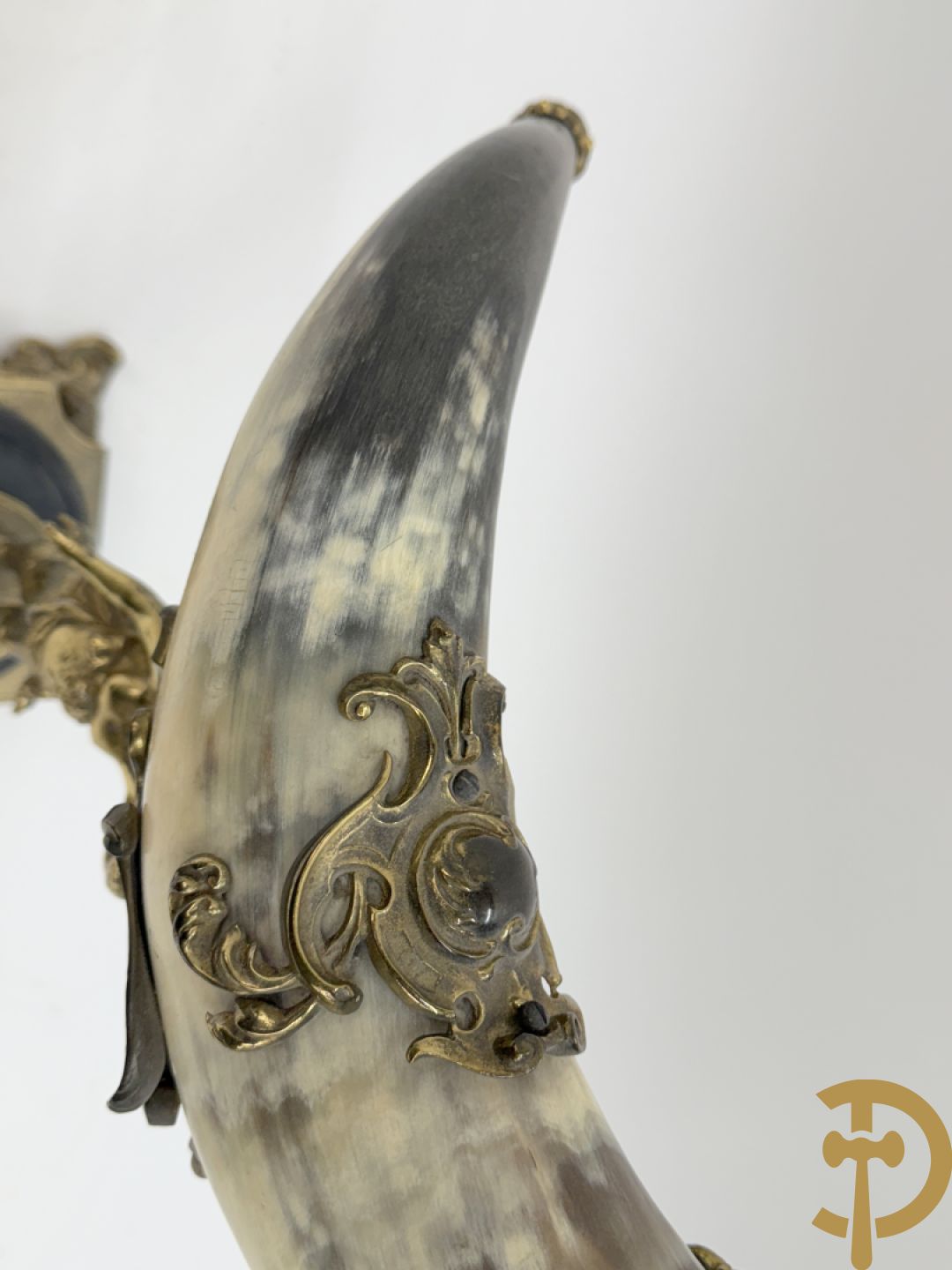 Hoorn met bronzen ornamenten gedragen door bronzen cupido