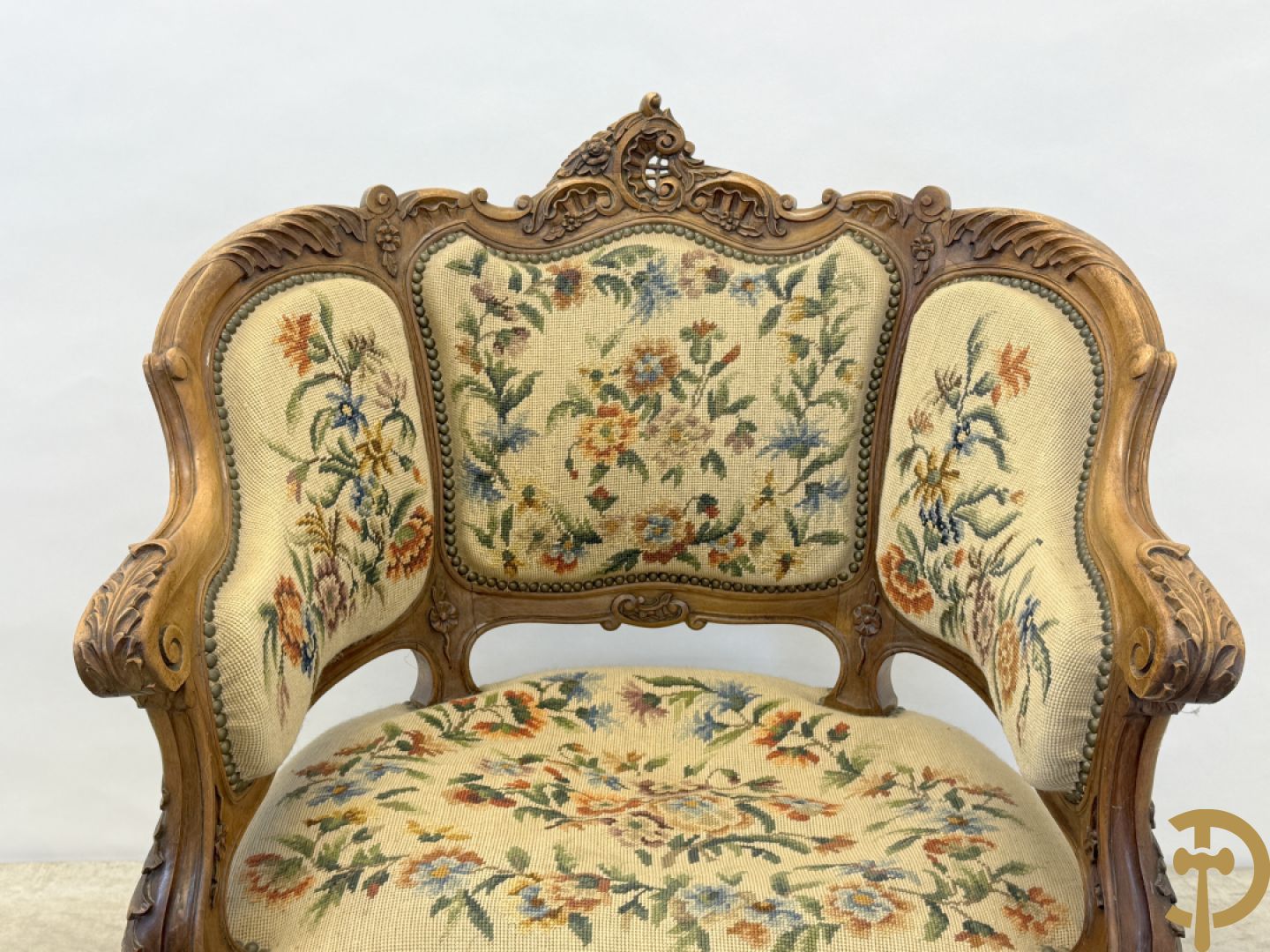 Paar armzetels bezet met petit points + 2 bijhorende stoelen