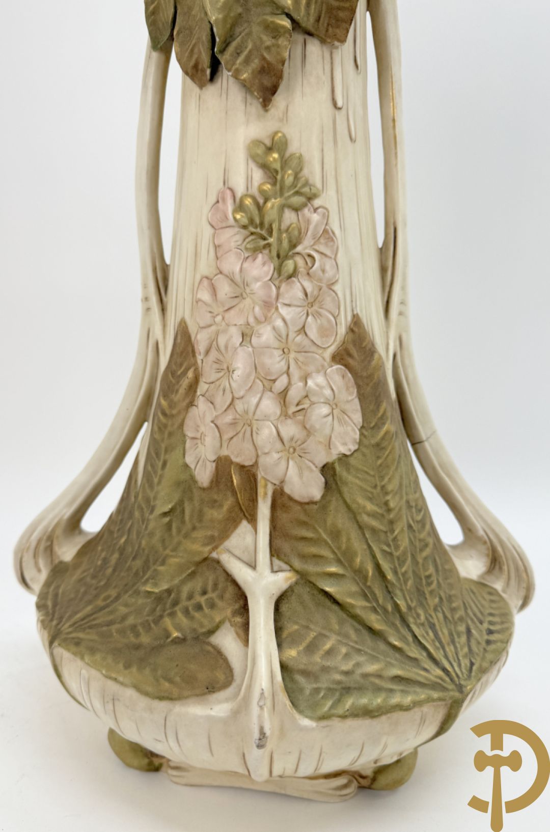 Paar Royal Dux vazen met bloemen bezet