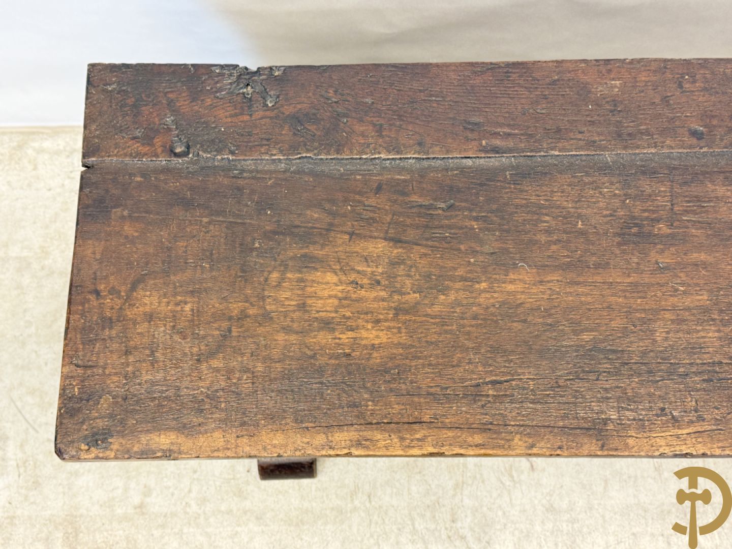 Spaanse rustieke koffer met ijzersmeedwerk en gotische ornamenten