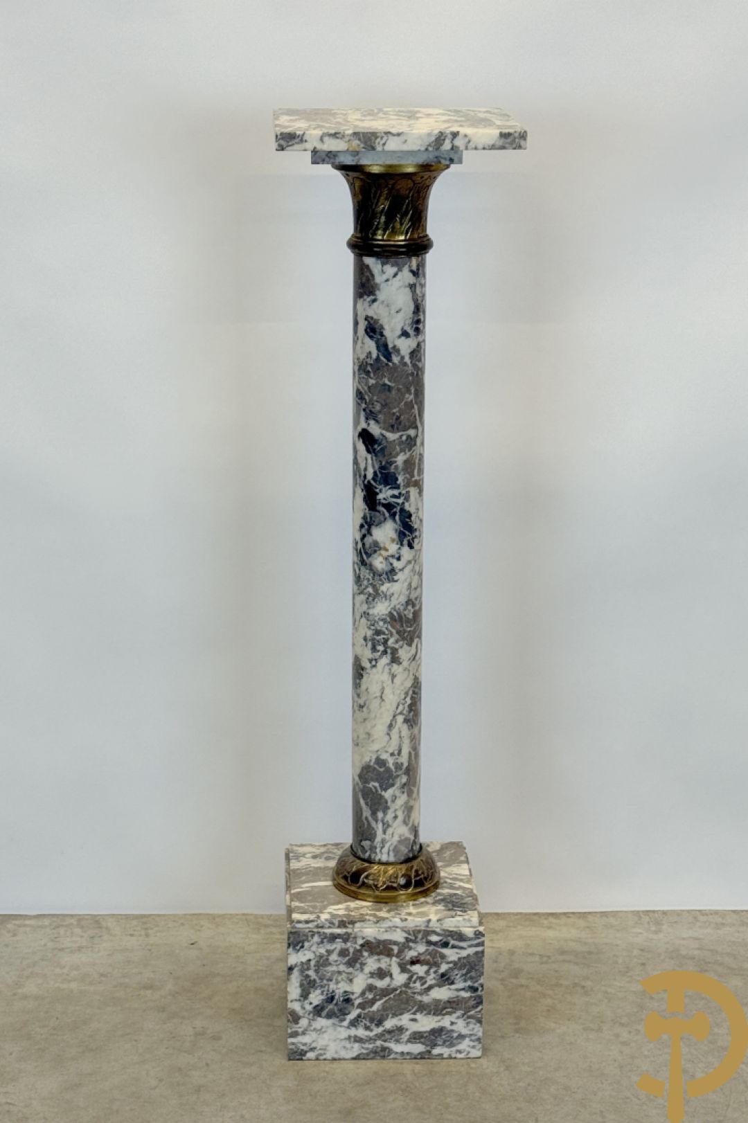 Geaderde marmeren zuil met koperbeslag