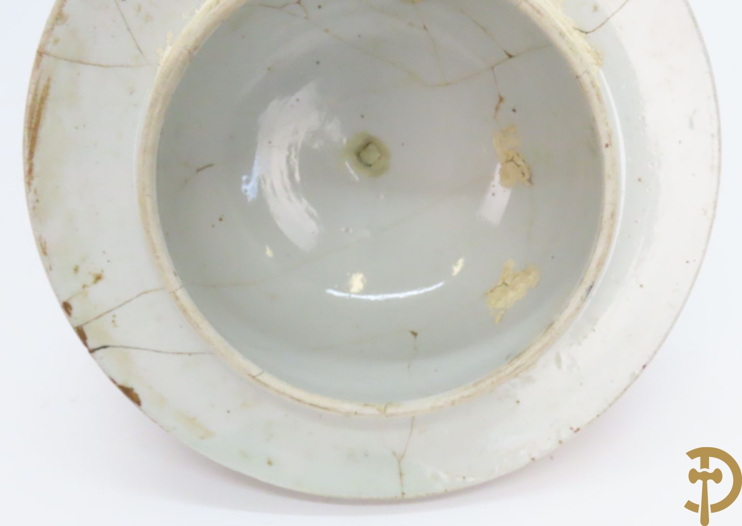 Grote Japanse Imari dekselpotiche bezet met fo hond en natuurtaferelen